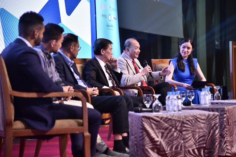 Experts and prominent speakers from finance and wellness industry